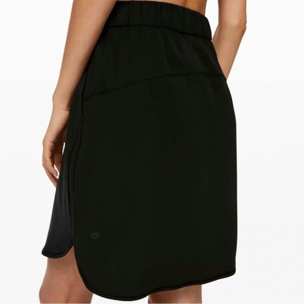 Lululemon On The Fly Woven Black Mid Length Skirt Women’s Size 2